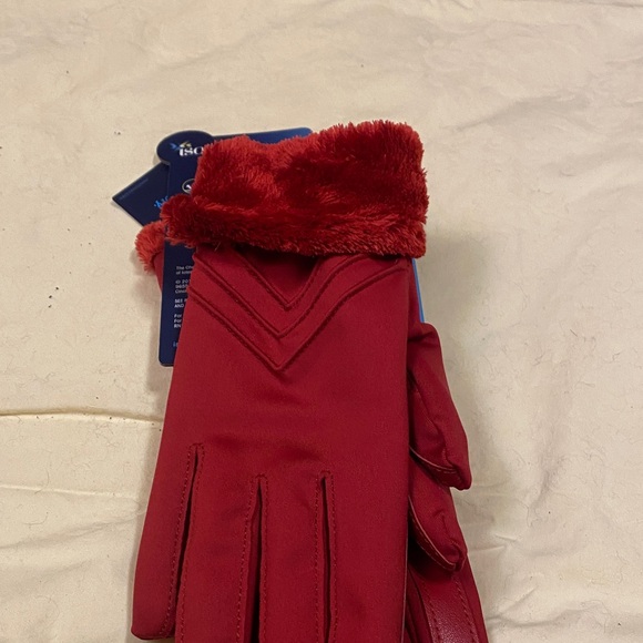 Isotoner Red SmartDRI Gloves - Picture 3 of 3